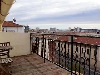 Jaures מלון 2*